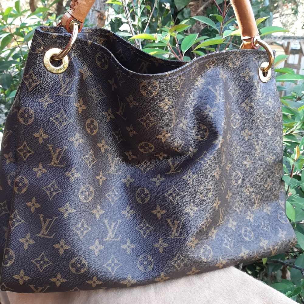 Louis Vuitton Artsy MM bag